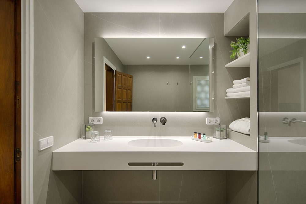 Deluxe Double Room, Private Bathroom, Pool View photo 3
