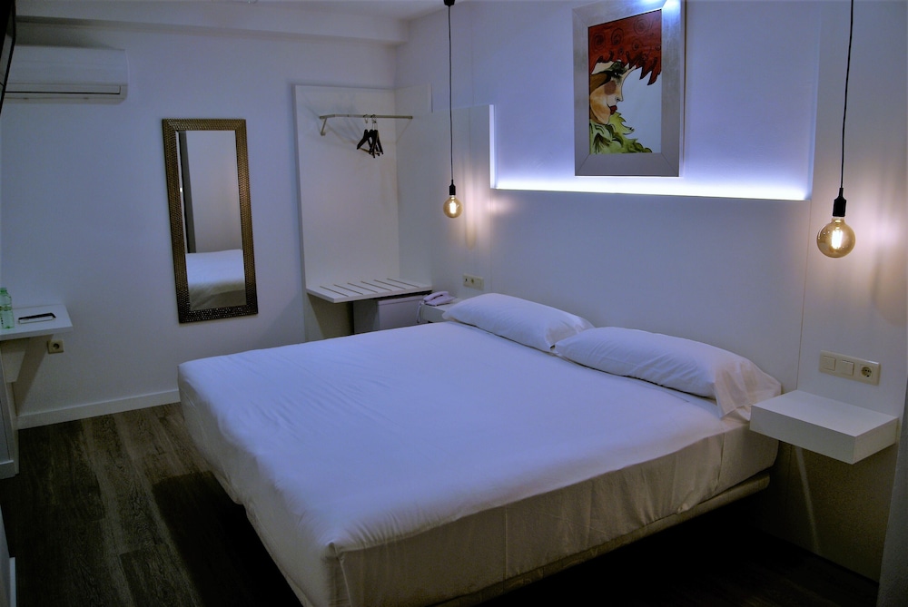 Superior Room, 1 King Bed, Non Smoking, City View photo 2