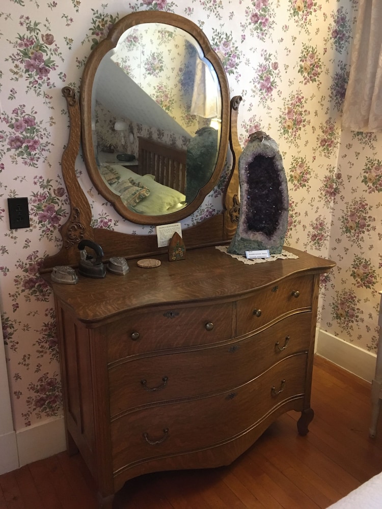 Standard Room, 1 King Bed, Non Smoking, Private Bathroom (The Rose Room) photo 1