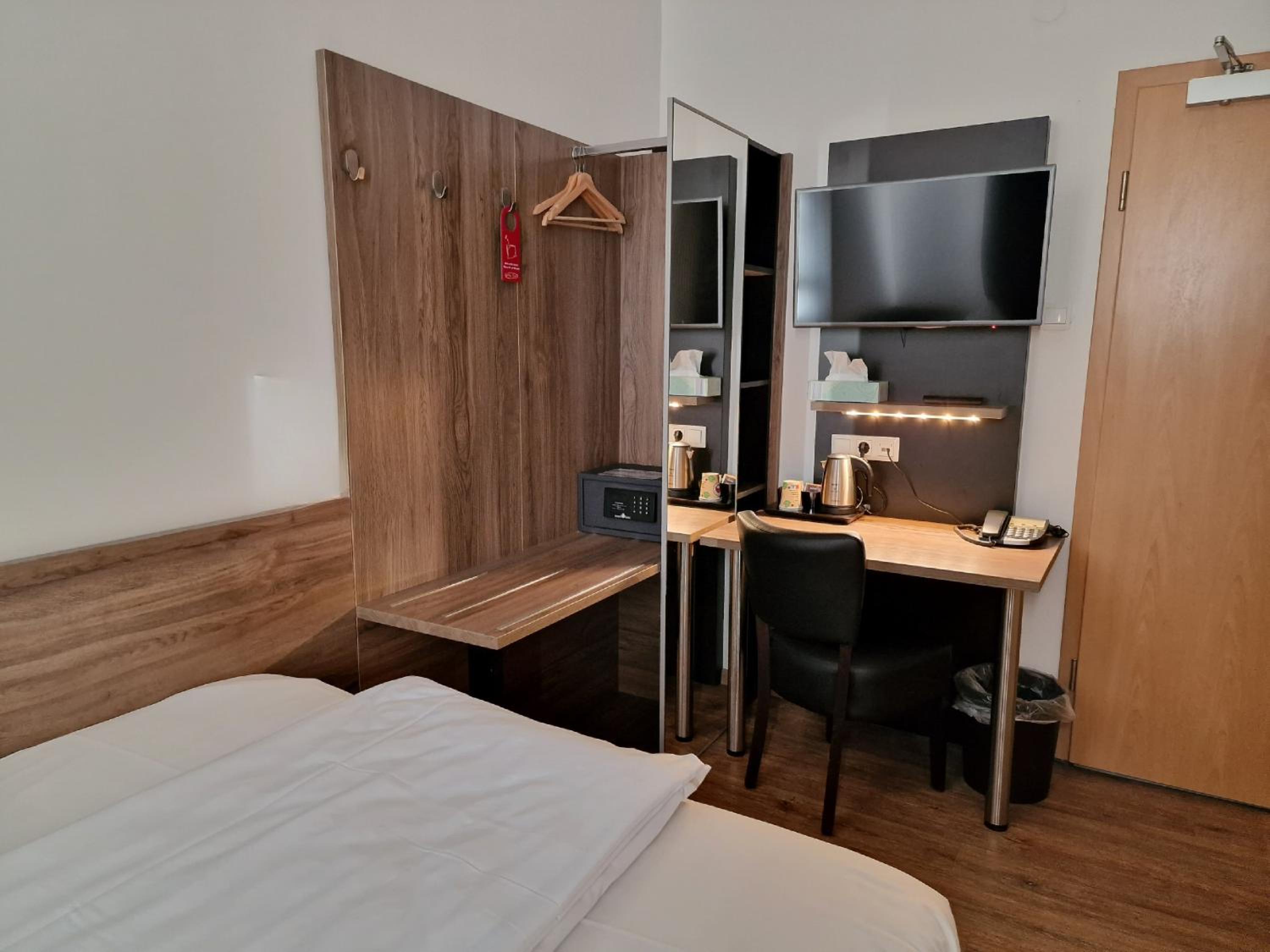 Economy Double Room photo 3