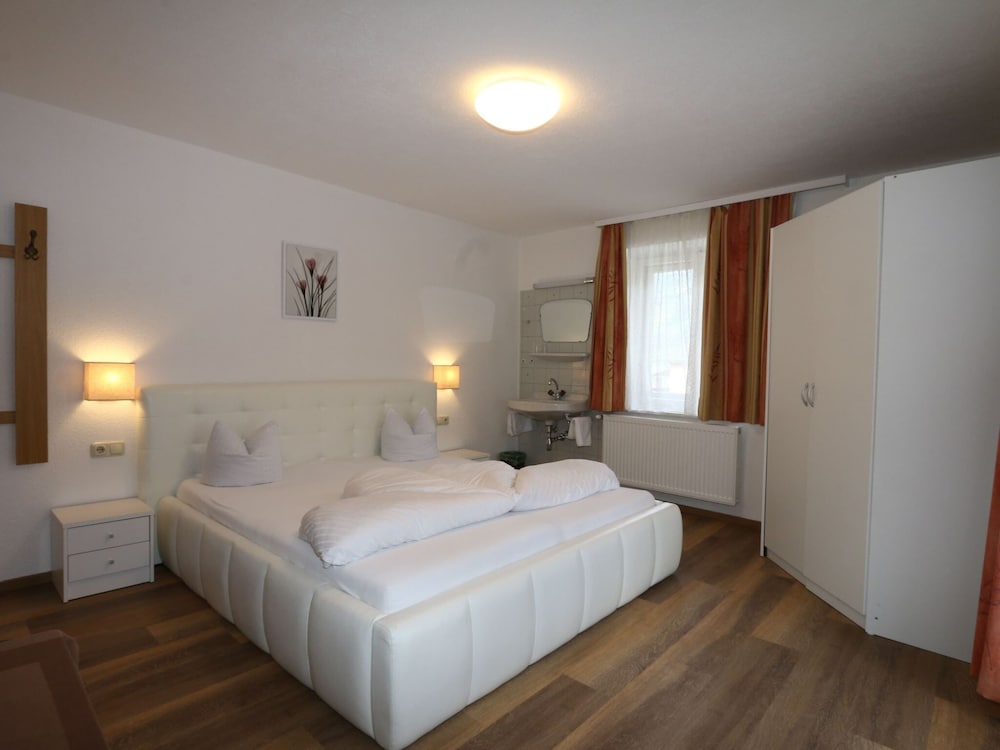 Classic House, Multiple Bedrooms photo 1