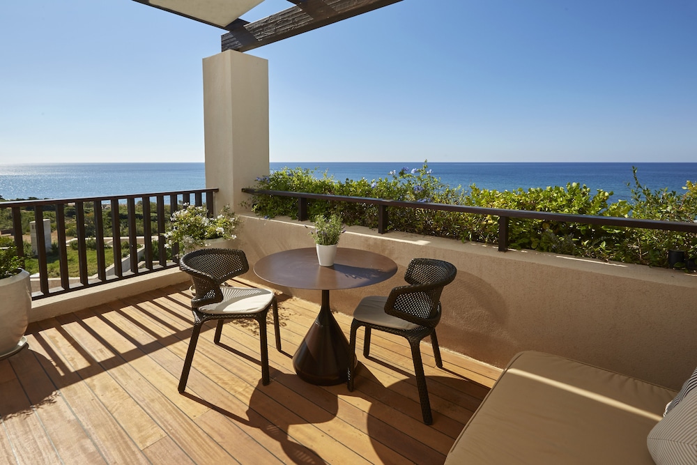 Premium Deluxe Room, 1 King Bed, Non Smoking, Sea View (Balcony) thumbnail 5
