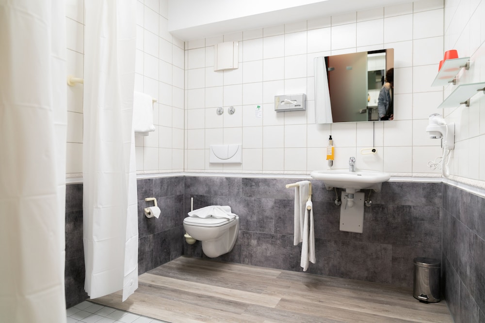 Standard Double Room - Photo 8