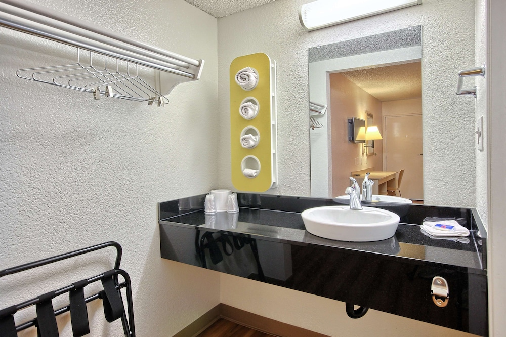 Deluxe Room, 1 Queen Bed, Non Smoking, Refrigerator & Microwave