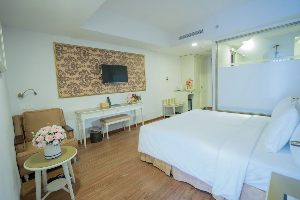 Senior Deluxe Double Room, Bathtub photo 2