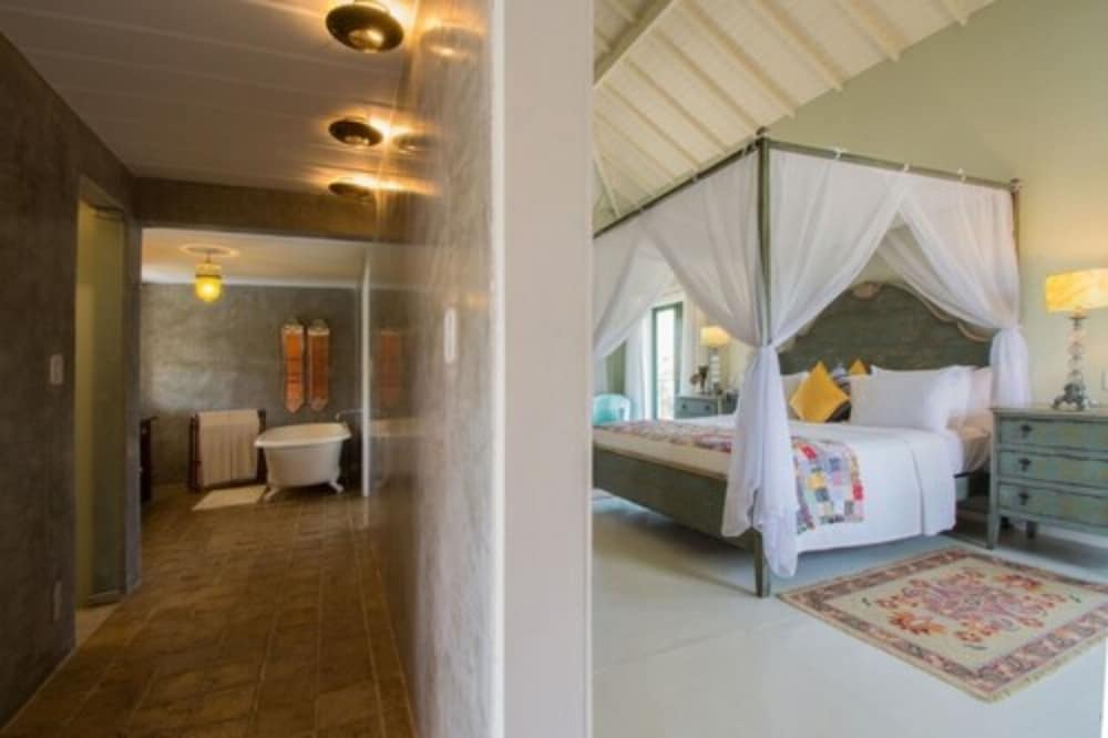 Premier Suite, 1 King Bed, Hot Tub, Mezzanine photo 2