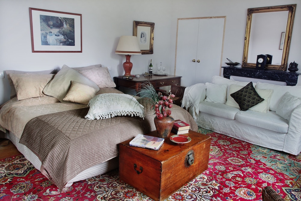Suite (Voltaire) photo 1