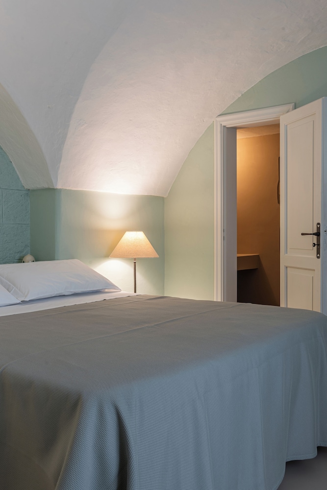 Standard Double Room, 1 King Bed photo 3