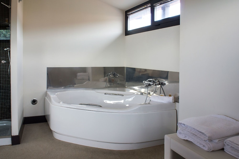Junior Suite, Jetted Tub