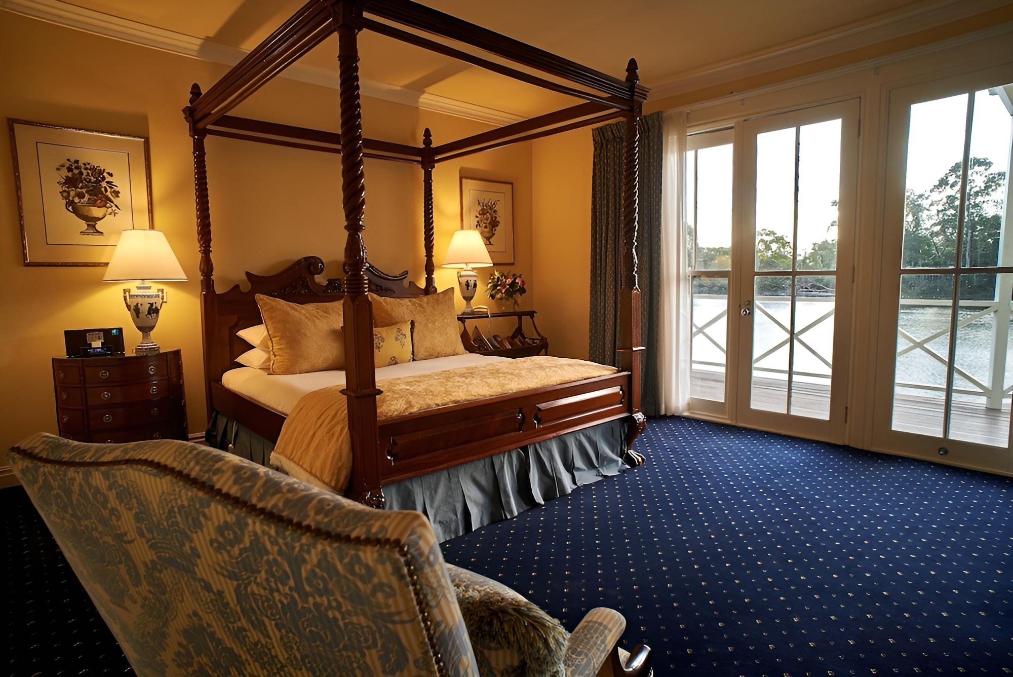 Lakeside Chalet Escape photo 3