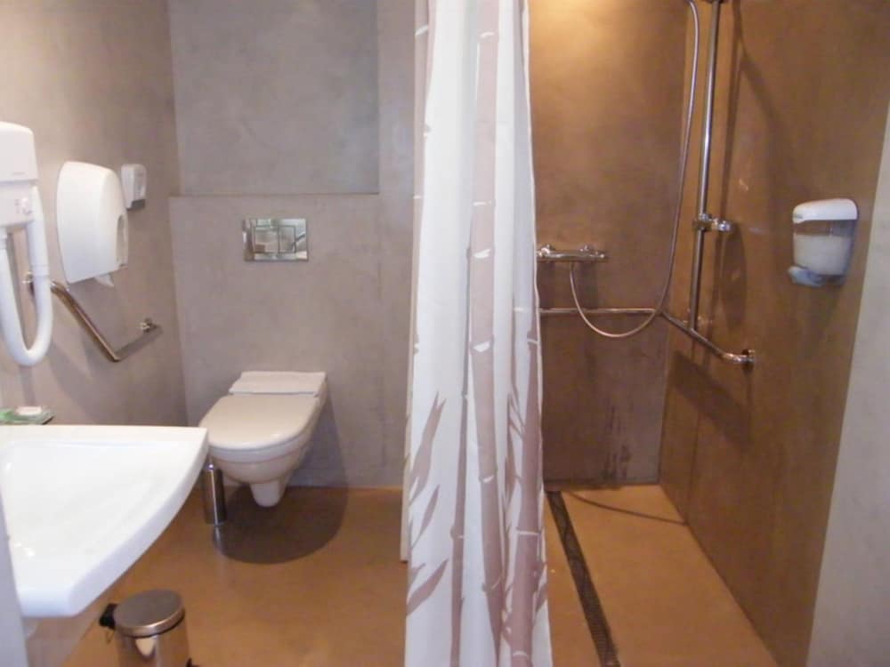 Standard Twin Room (Shower with hydromassage jets) photo 2