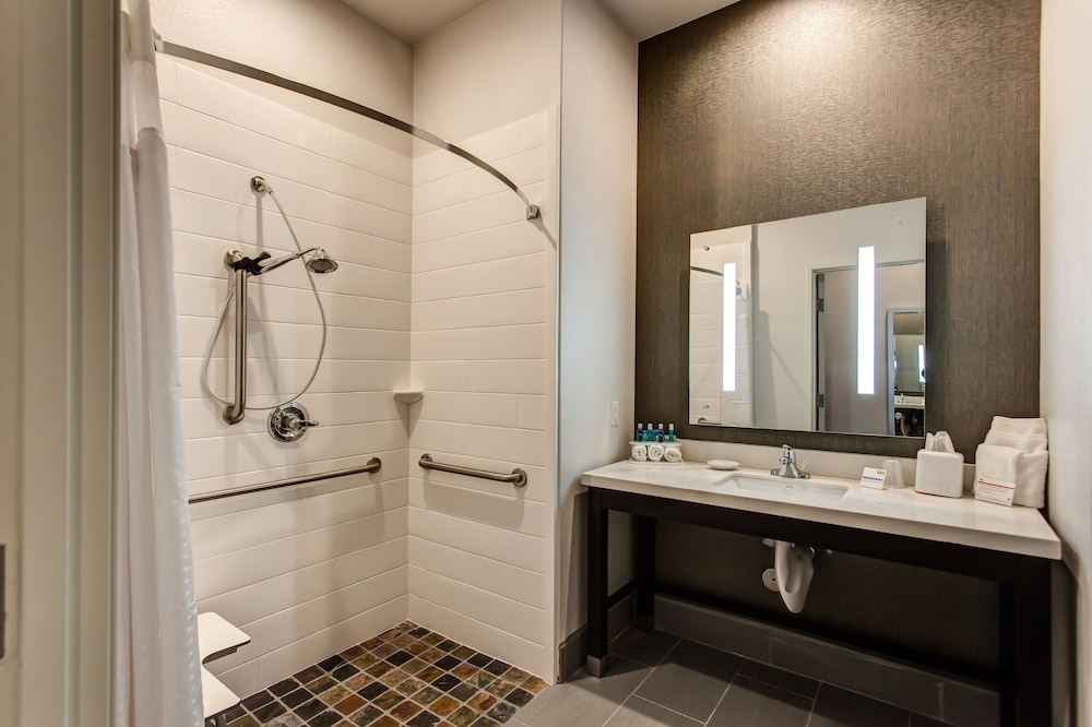 Standard Room, 2 Queen Beds, Accessible (Comm, Roll Shower) photo 1