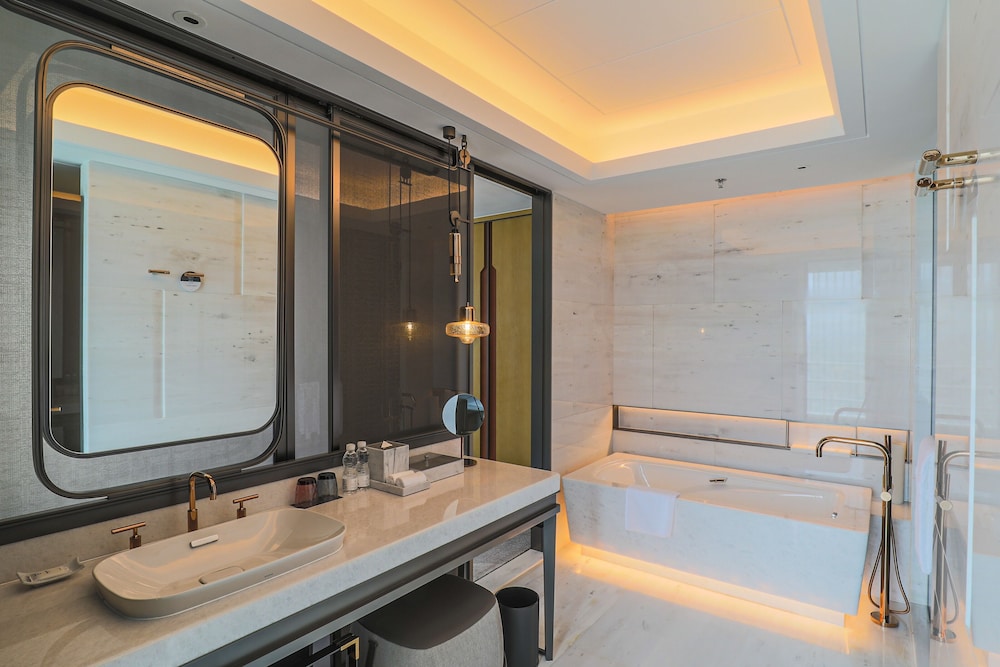 Deluxe Guest Room, 1 Kings Beds - Photo 6