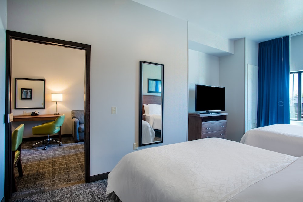 Suite, 2 Bedrooms, Kitchen - Photo 2