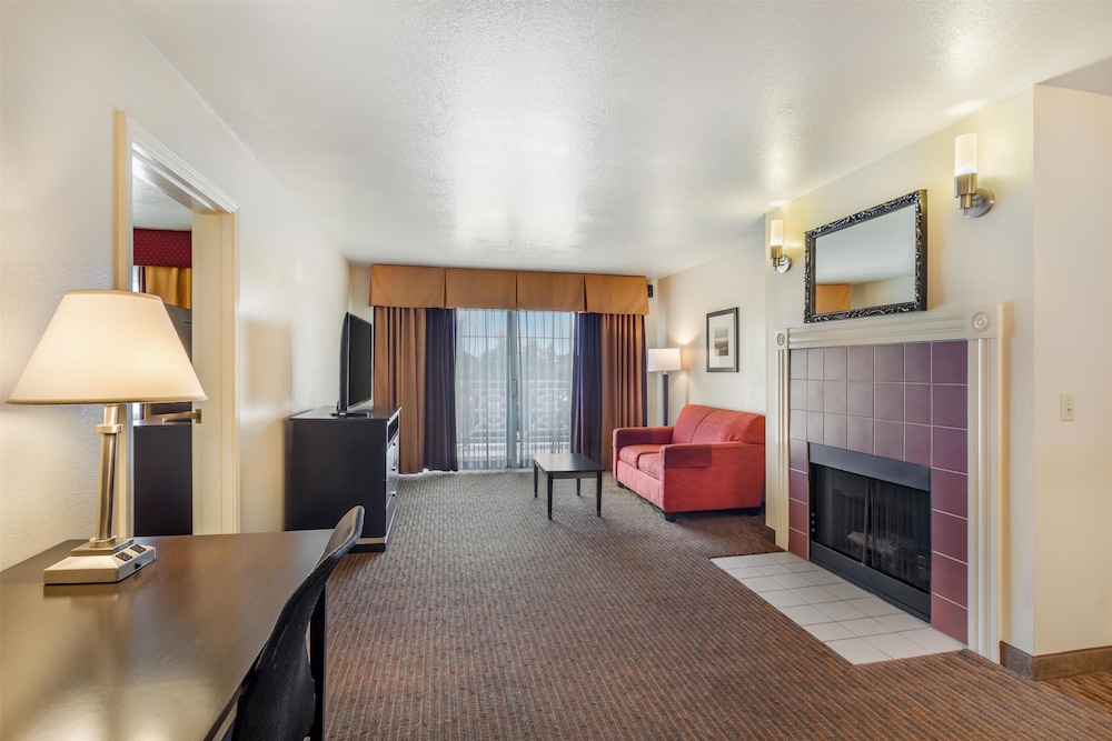 Suite with One King Bed and Sofa Bed (Non Smoking) photo 2
