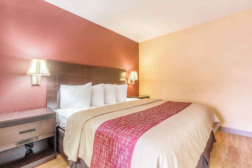 Deluxe Room, 1 King Bed, Accessible, Non Smoking (Roll-In Shower) - Photo 3