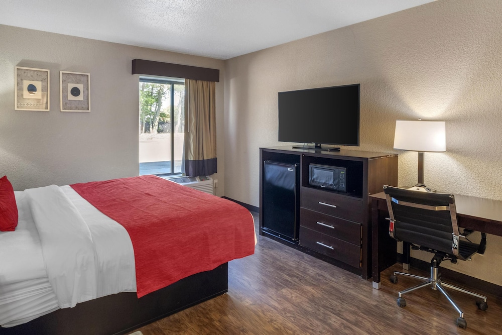 Standard Room, 1 King Bed, Non Smoking, Jetted Tub - Photo 2
