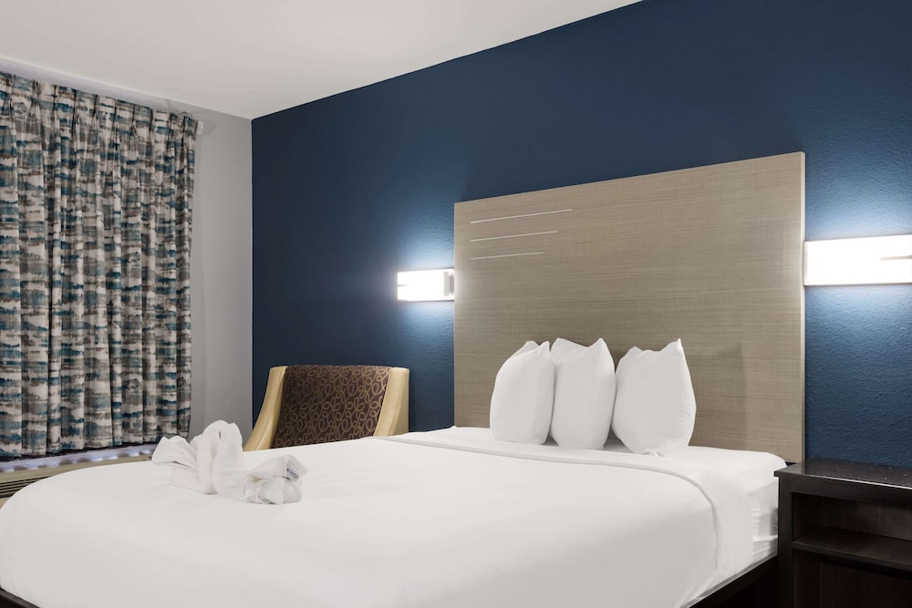Room, 1 Queen Bed, Accessible, Non Smoking (Roll-In Shower) photo 2