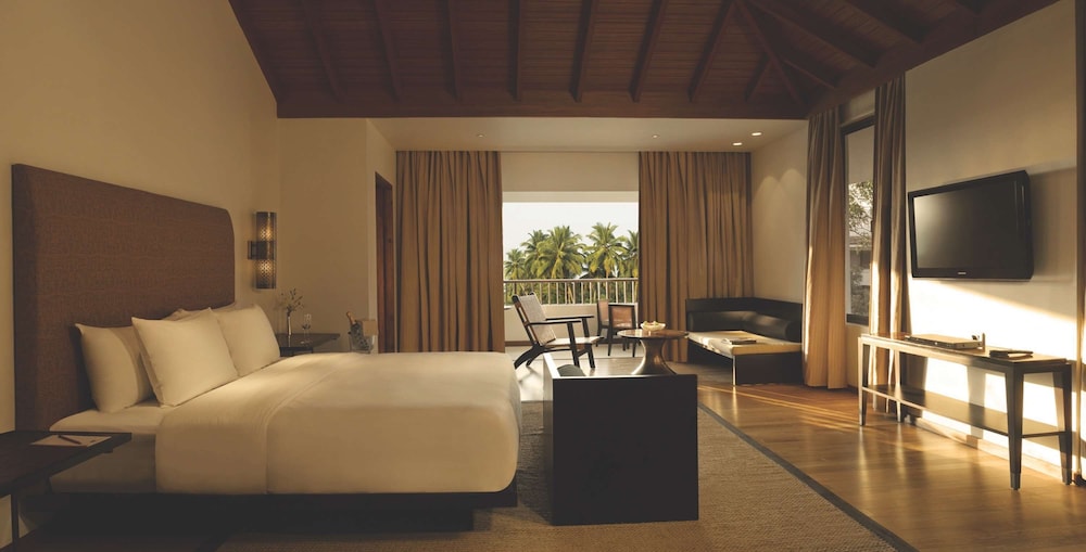 Family Room, 1 King Bed - Photo 5