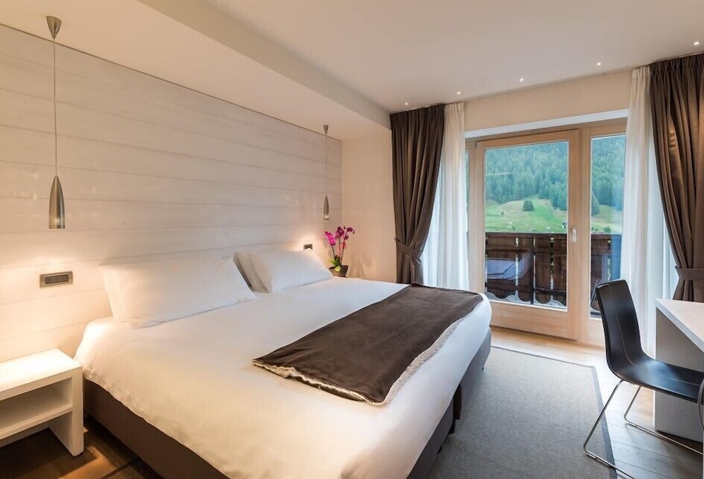 White Suite photo 3