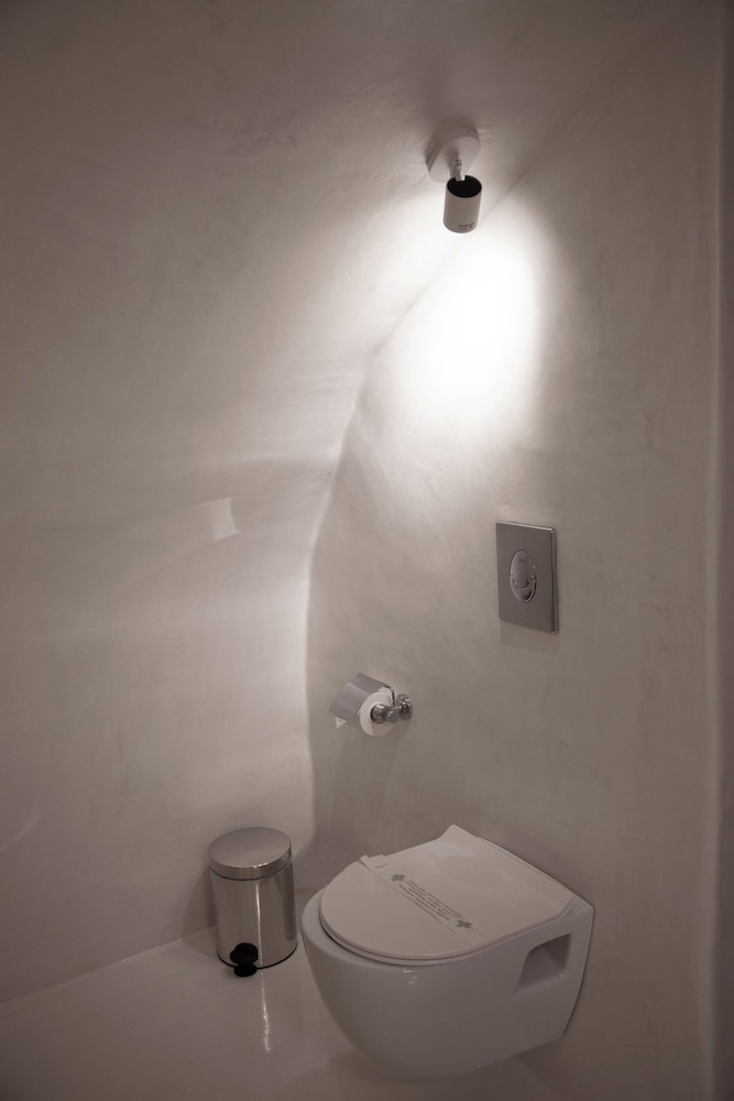 Superior Cave Suite with Hot Tub & Caldera View - Photo 15