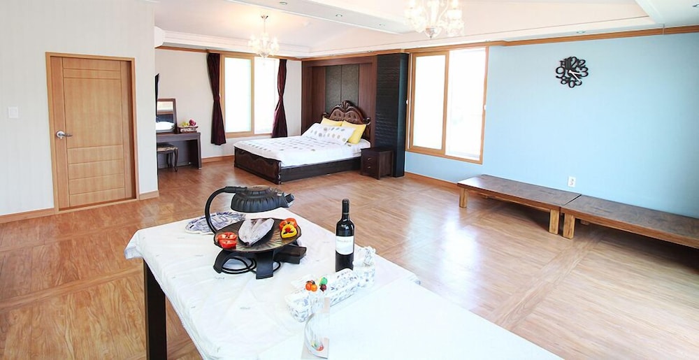 Room (306 307) photo 1