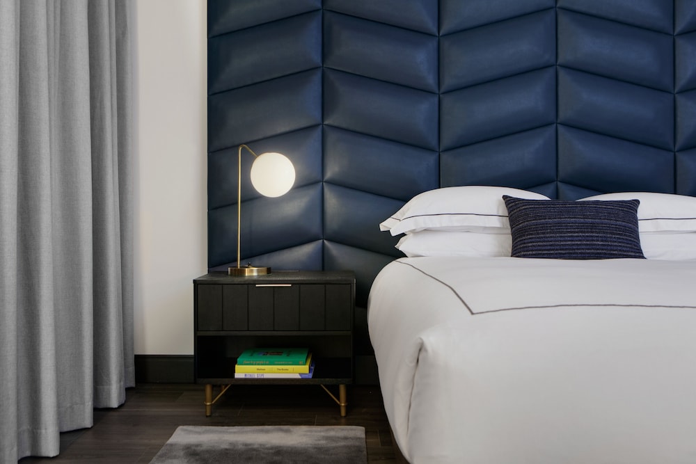 Studio Suite with One King Bed and Spa Access (Non Smoking) - Photo 1