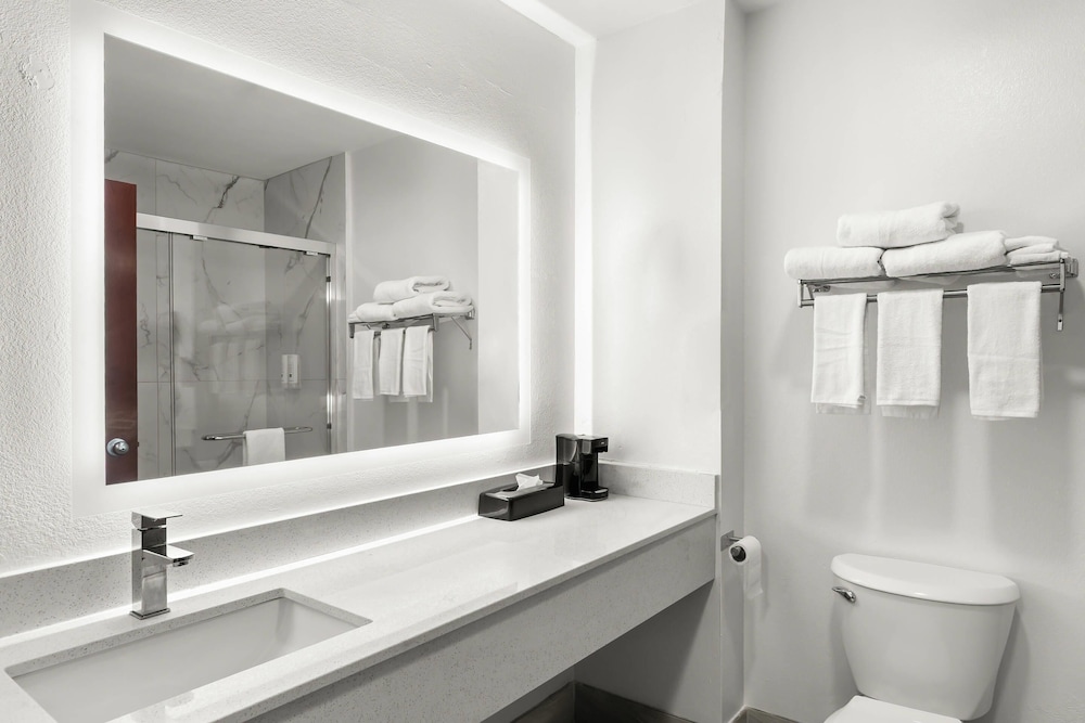 Standard Room, Multiple Beds, Non Smoking - Photo 4