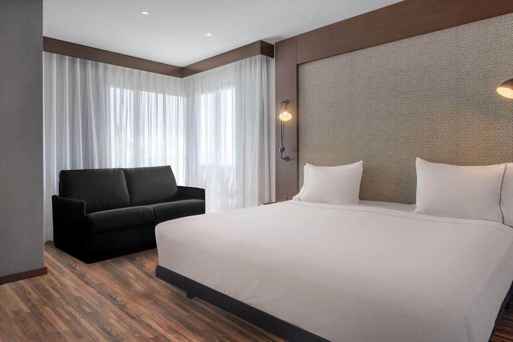 Room, 1 King Bed with Sofa bed thumbnail 5