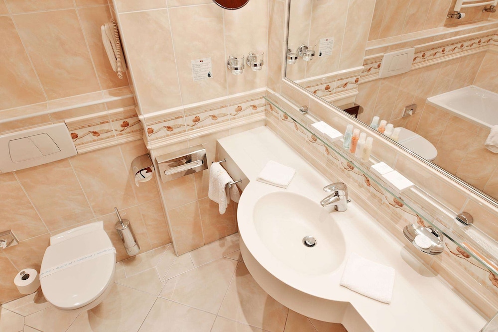 Superior Double or Twin Room, Park View thumbnail 6