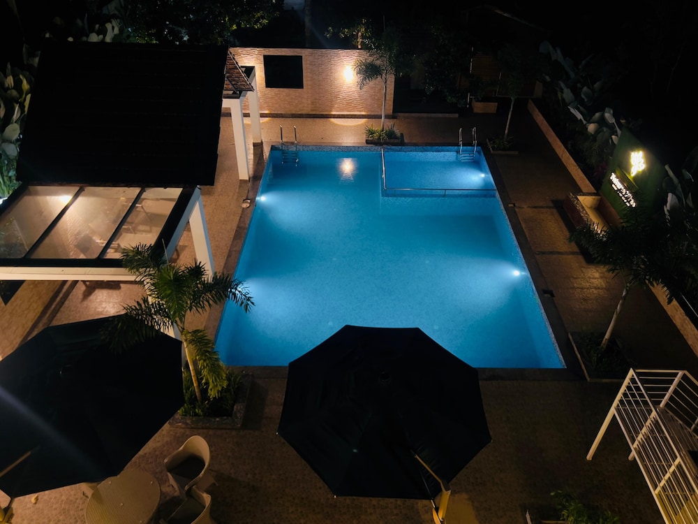 Luxury Suite, Pool View photo 3