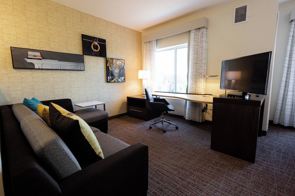 Studio, 1 King Bed with Sofa bed (Mobility/Hearing Access, Roll-In Shwr) photo 2