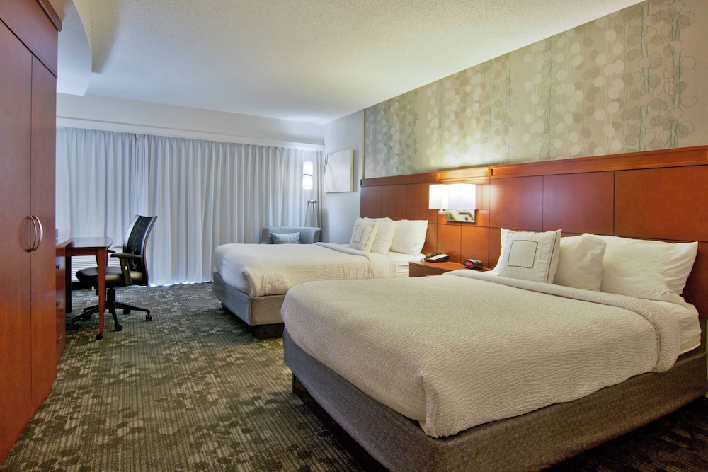 Room, 2 Queen Beds (Mobility/Hearing Access, Roll-In Shwr) photo 3