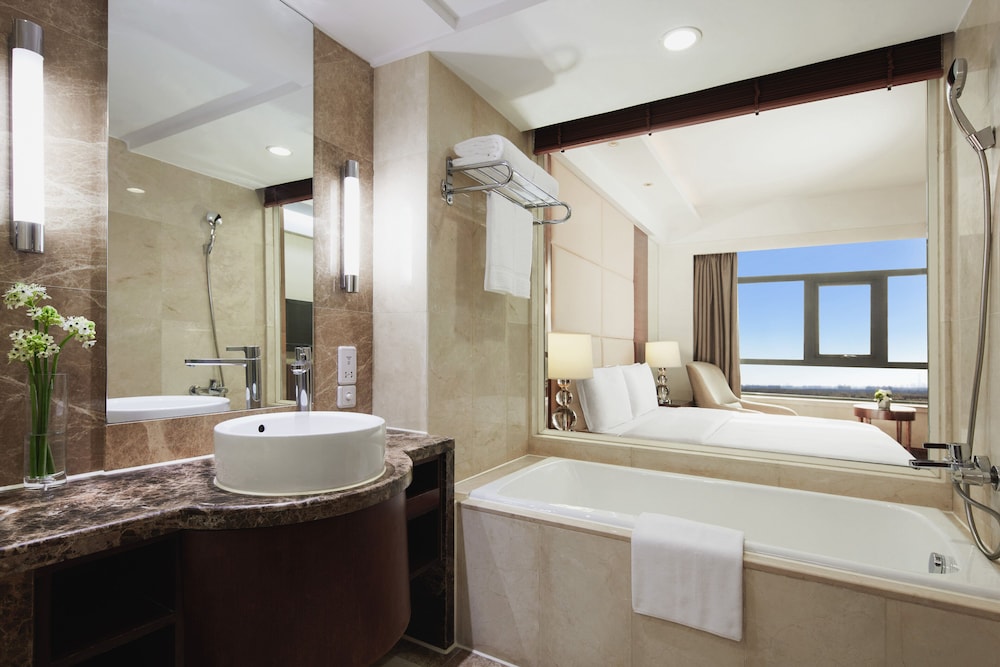 1 King Bed Premium - Photo 4
