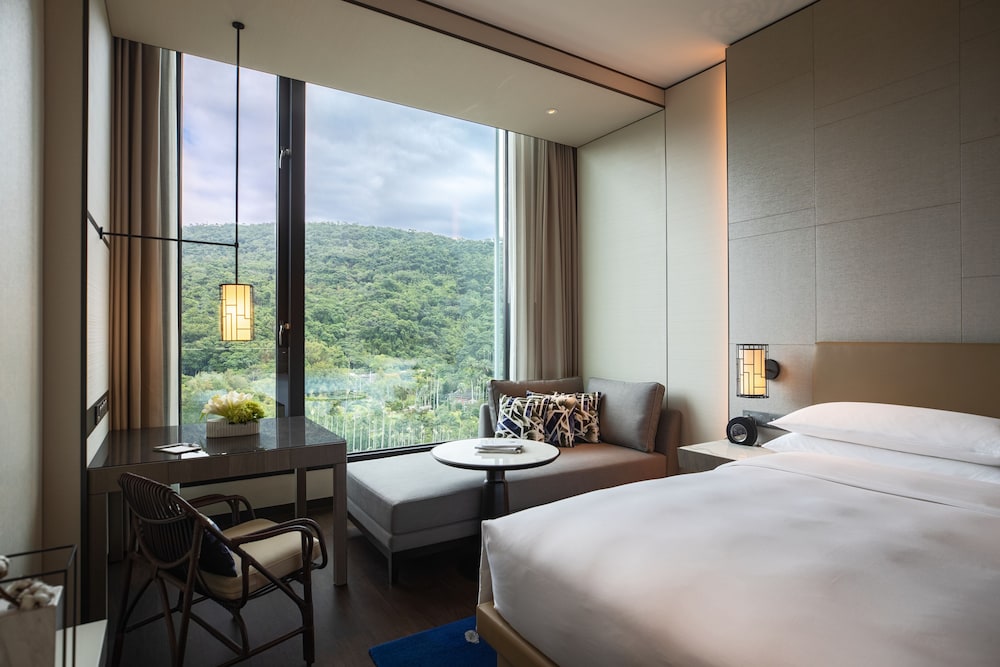Premier Room, 1 King Bed photo 2