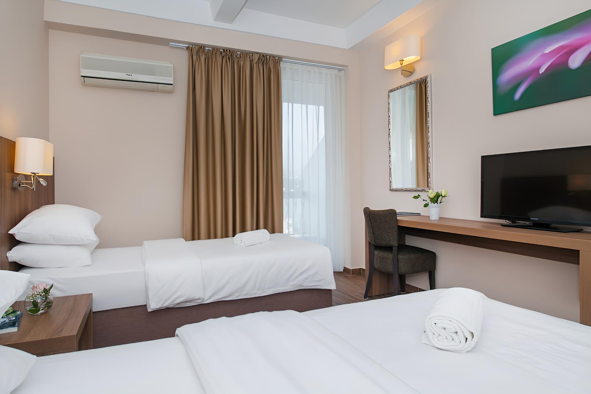 Classic Double or Twin Room, 1 Bedroom, Balcony, Partial Sea View photo 2