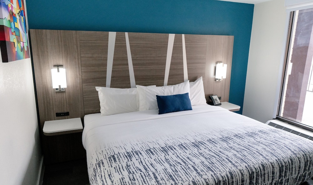 Standard Single Room, 1 King Bed, Smoking - Photo 2