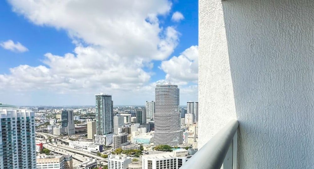 Business Studio Suite, 1 Queen, Balcony, City/River ViewÂ 4405 thumbnail 5