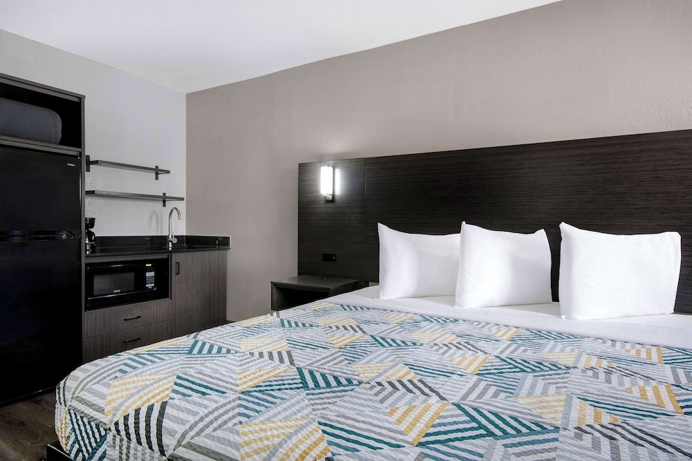 Standard Room, 1 King Bed, Non Smoking, Kitchen - Photo 4