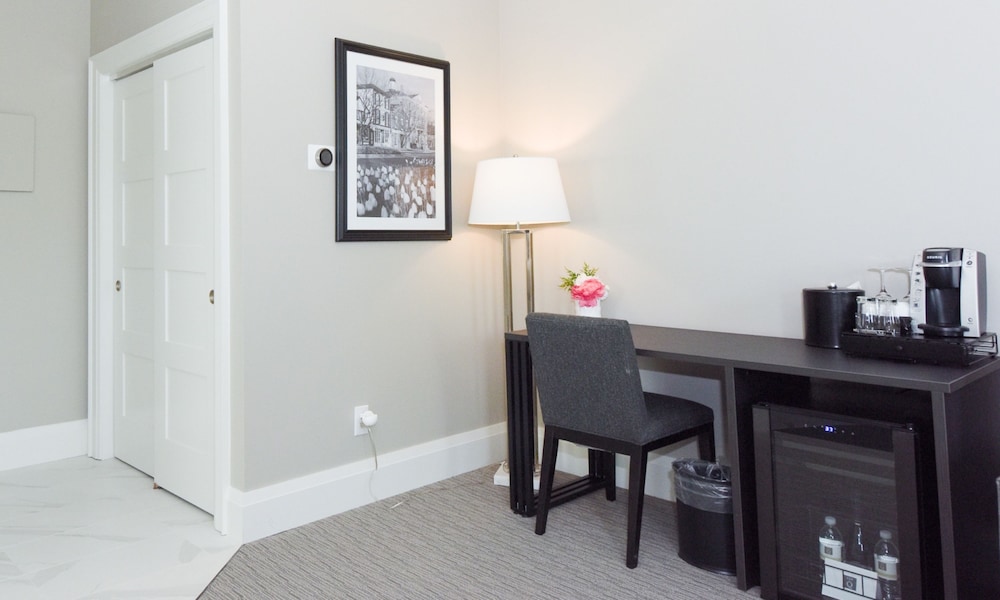 Suite (Adjacent to the Main Building & Stairs Only) photo 2