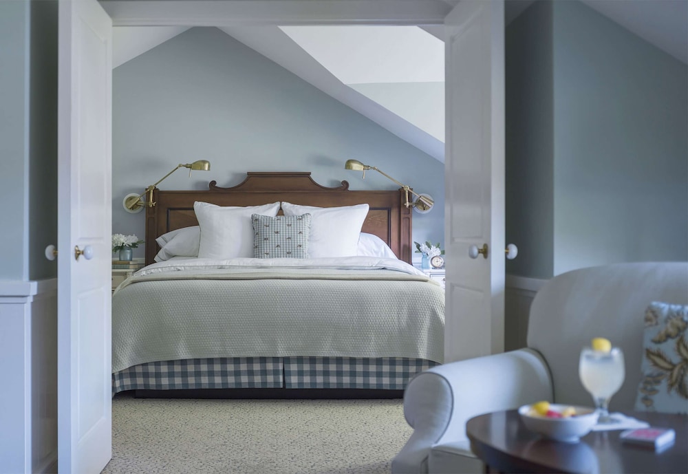 Legacy Tavern King Suite w/ Full Sized Sofa Bed