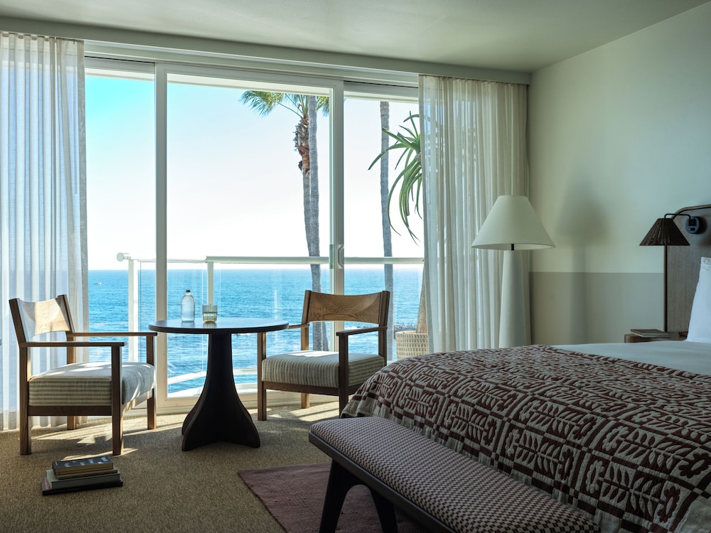 Room, 1 King Bed, Ocean View (Top Floor) photo 1