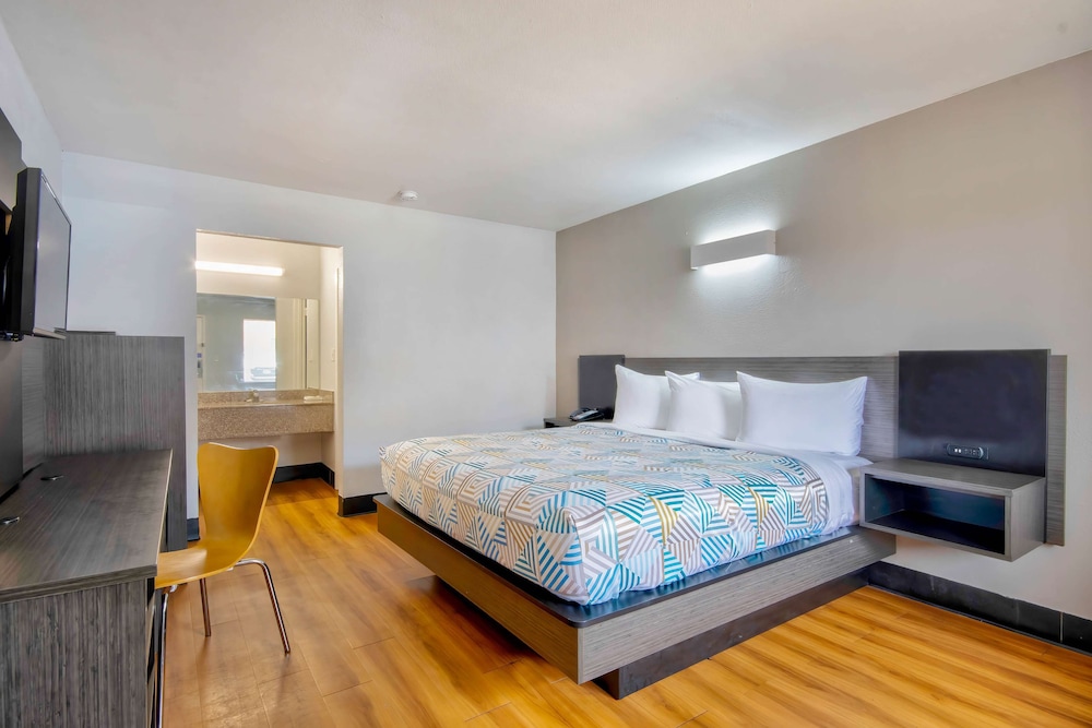 Standard Room, 1 King Bed, Non Smoking - Photo 1