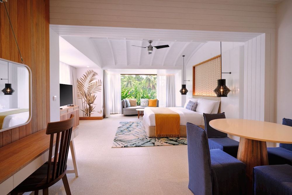 Senior Suite, 1 King Bed, Terrace, Mountain View - Photo 2