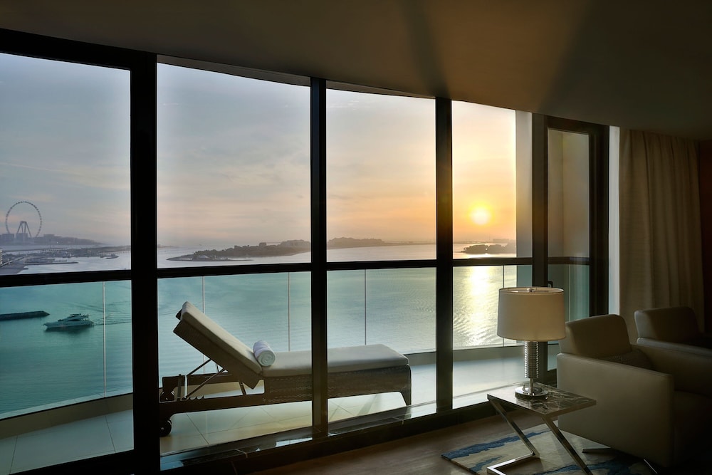 Executive King Suite with Sea View Club Lounge Evening Cocktail Hours, Private Balcony thumbnail 5