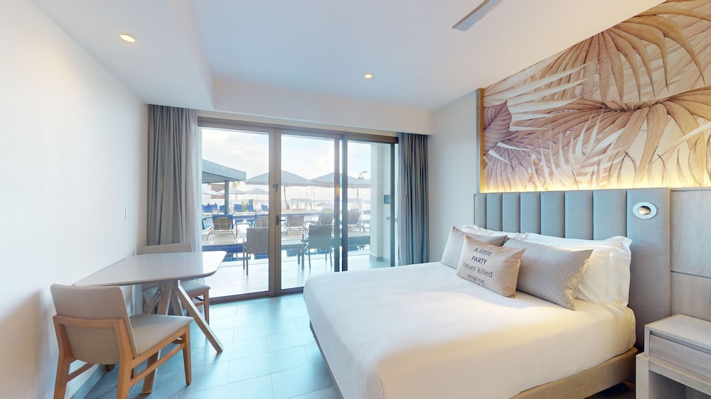 Luxury Junior Suite Beach Front Swim Out Diamond Club