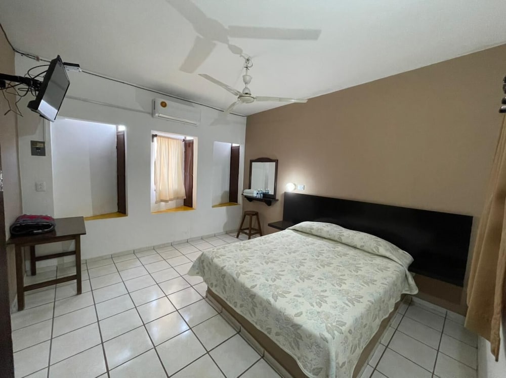 Standard Room, 1 Queen Bed photo 3