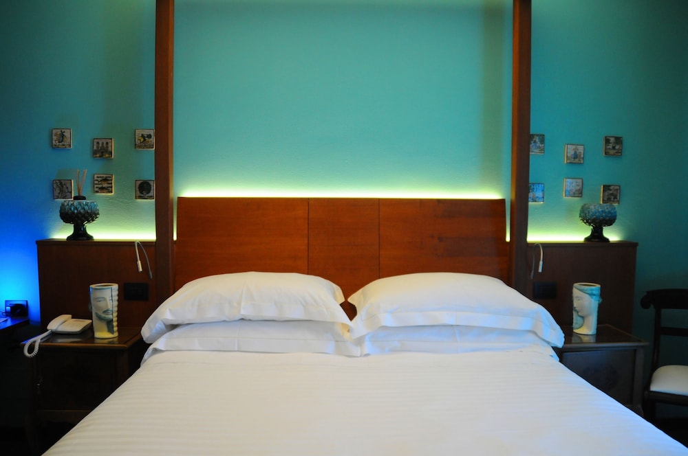 Deluxe Double Room, 1 King Bed, Balcony, Sea Facing - Photo 5