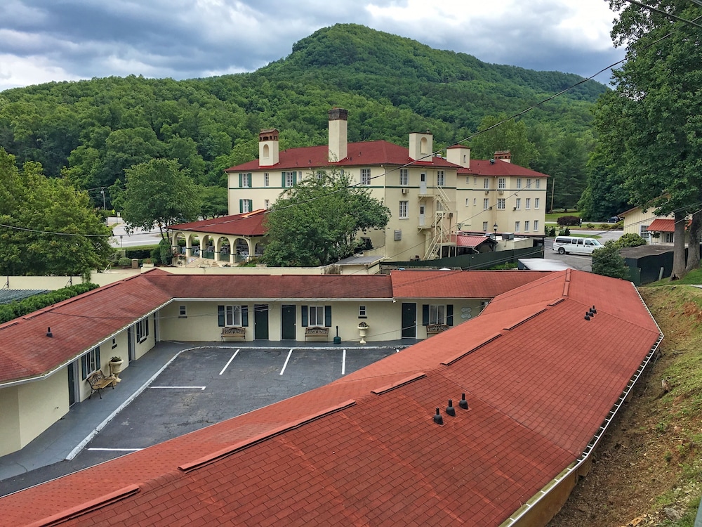 Economy Single Room, 1 Queen Bed, Annex Building (located beside the Historic Inn) photo 3