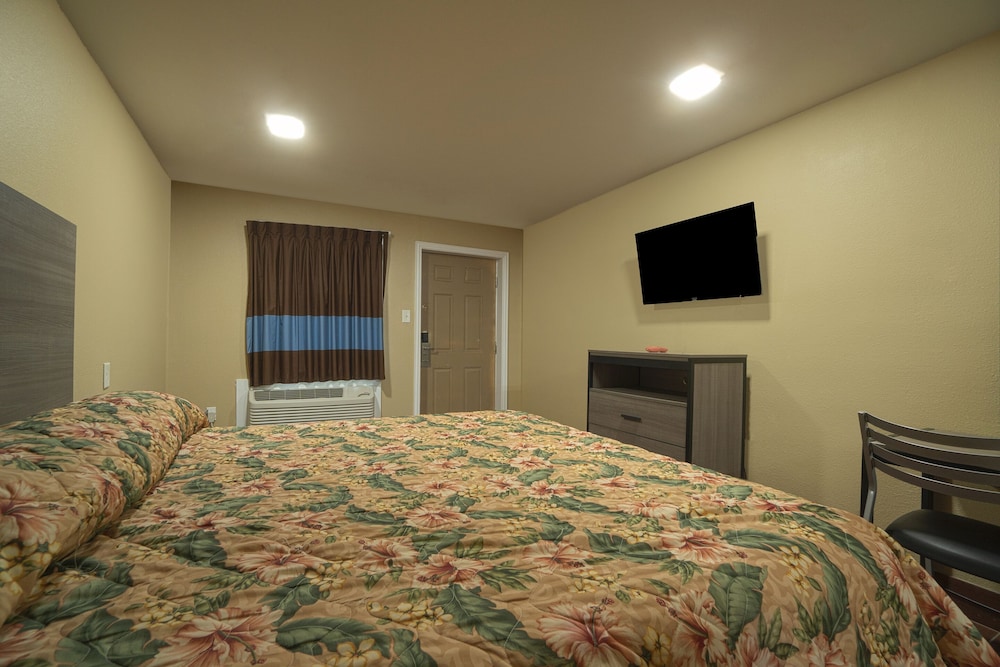 Room, 1 King Bed, Mobility Accessible, Non Smoking (Mobility, Roll-In Shower) - Photo 2